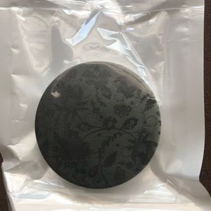 Grey flowers popsocket (NWOT)